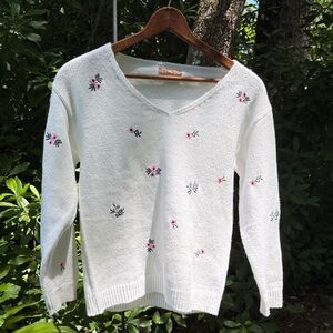 Elegant White Floral V-Neck Sweater